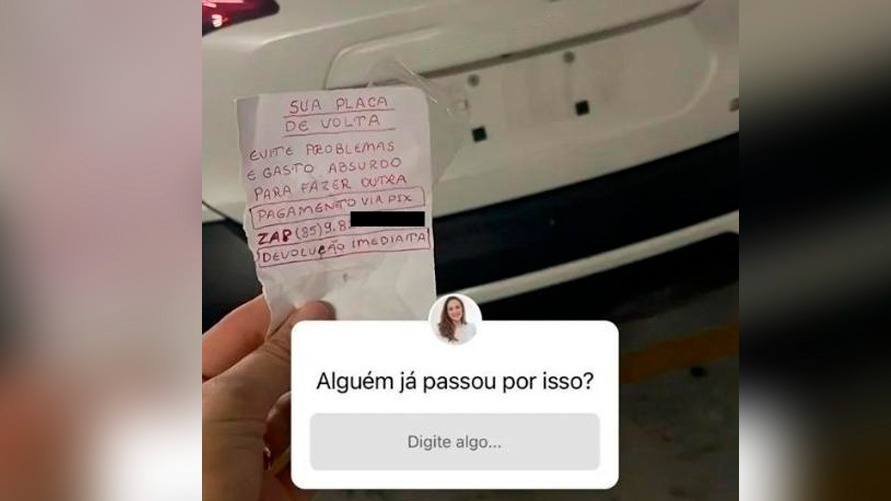 Mulher tem placa de carro roubada e bandido deixa bilhete exigindo pagamento para devolver placa