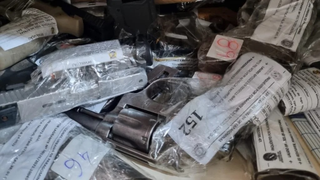 Polícia Civil destrói mais de 120 armas de fogo e munições
