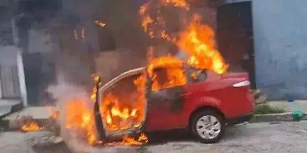 Em passagem de Belém carro é consumido pelo fogo; residência é atingida