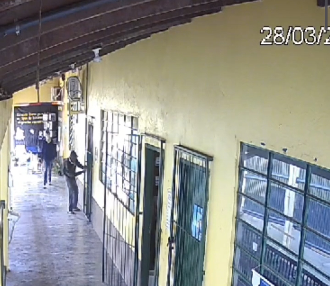 Dois criminosos invadem escola no Bairro Vila Rica em Parauapebas; confira o vídeo