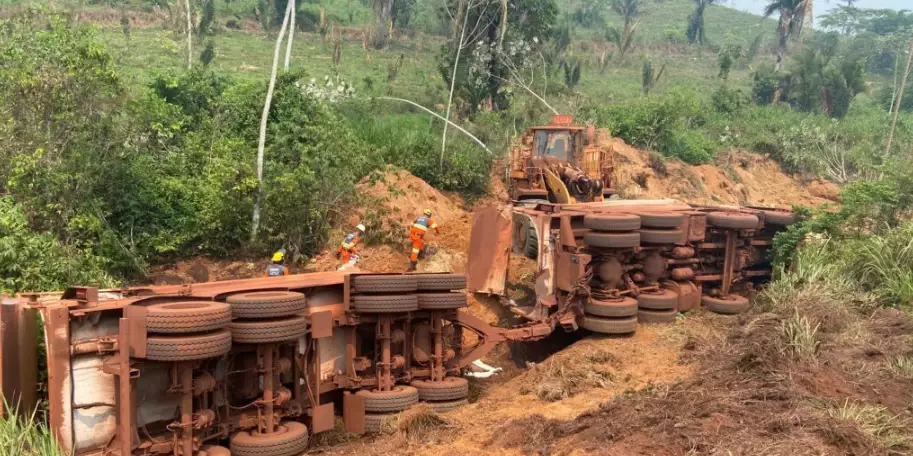 Caminhão cai em ribanceira e motorista morre em Curionópolis
