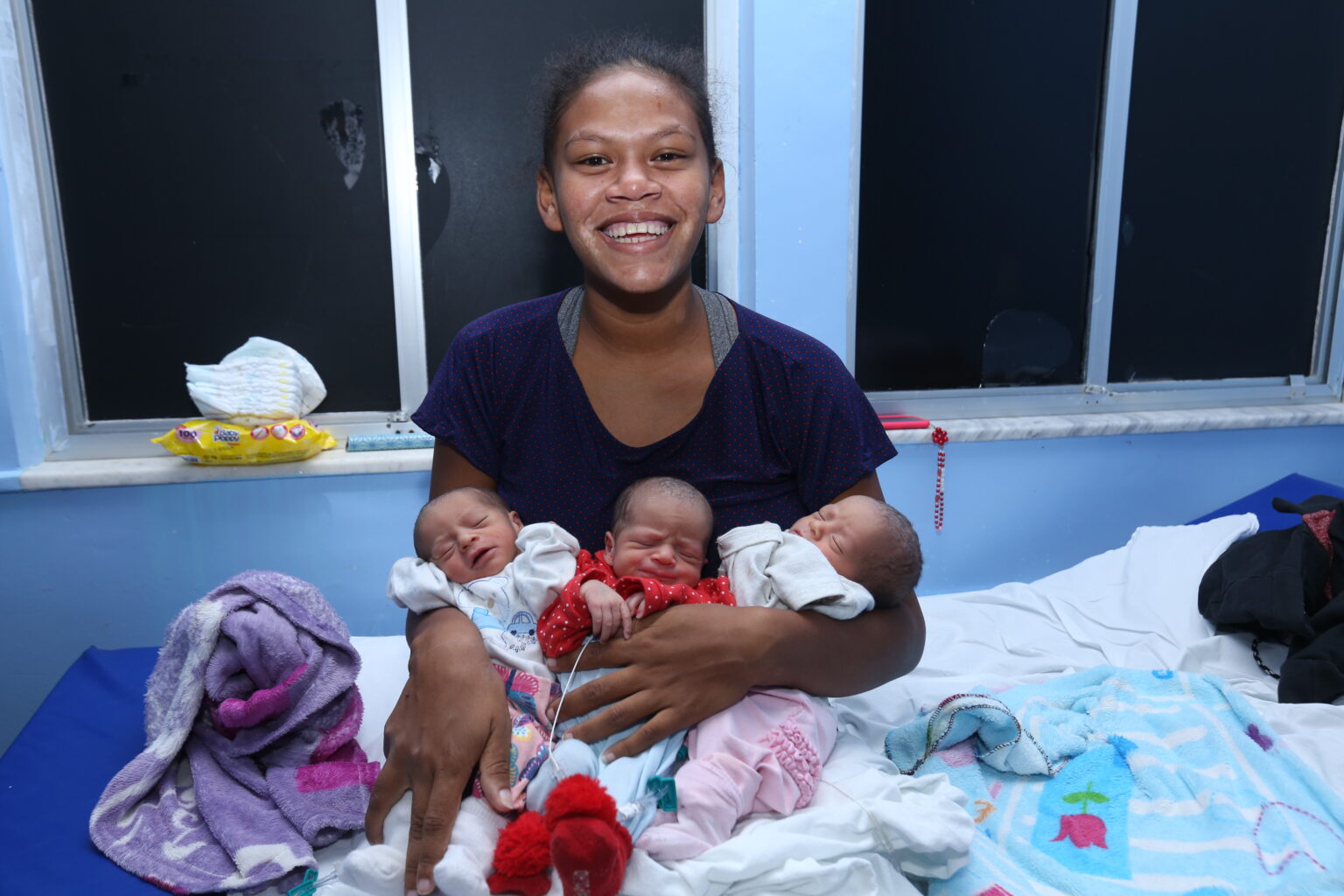Amor em dose tripla: mãe dá à luz trigêmeas em Marabá