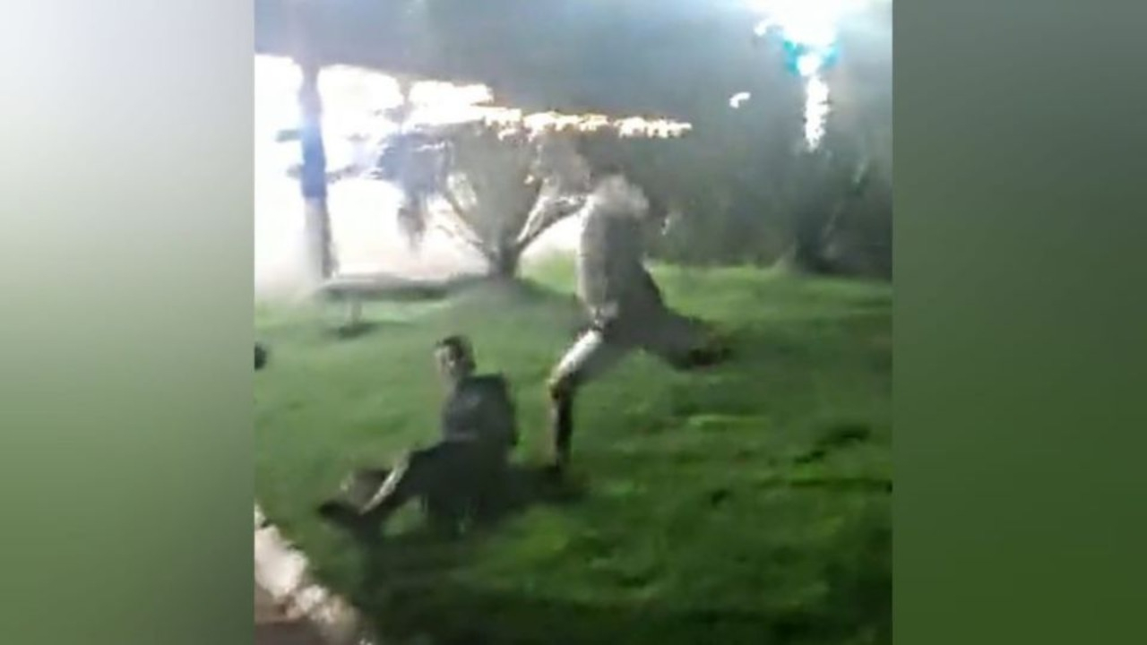 Vídeo; PM agride garoto que estava em parque com sua moto barulhenta