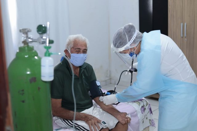 Acompanhamento telefônico, visitas, oxímetro e até oxigênio em casa; saiba como é feito o monitoramento de pacientes de Covid em Canaã