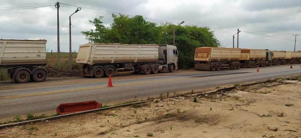 Caminhoneiros abandonam carretas carregadas de minerios para fugir da PRF no PA