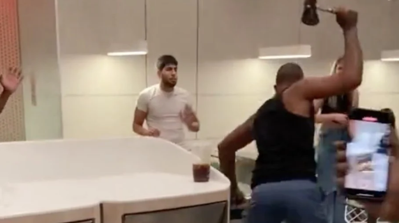Vídeo: homem leva “fora” de mulher e destrói McDonald’s