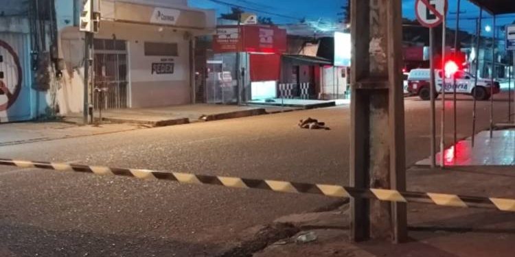 Adolescente é encontrado morto no meio da rua após ser esfaqueado