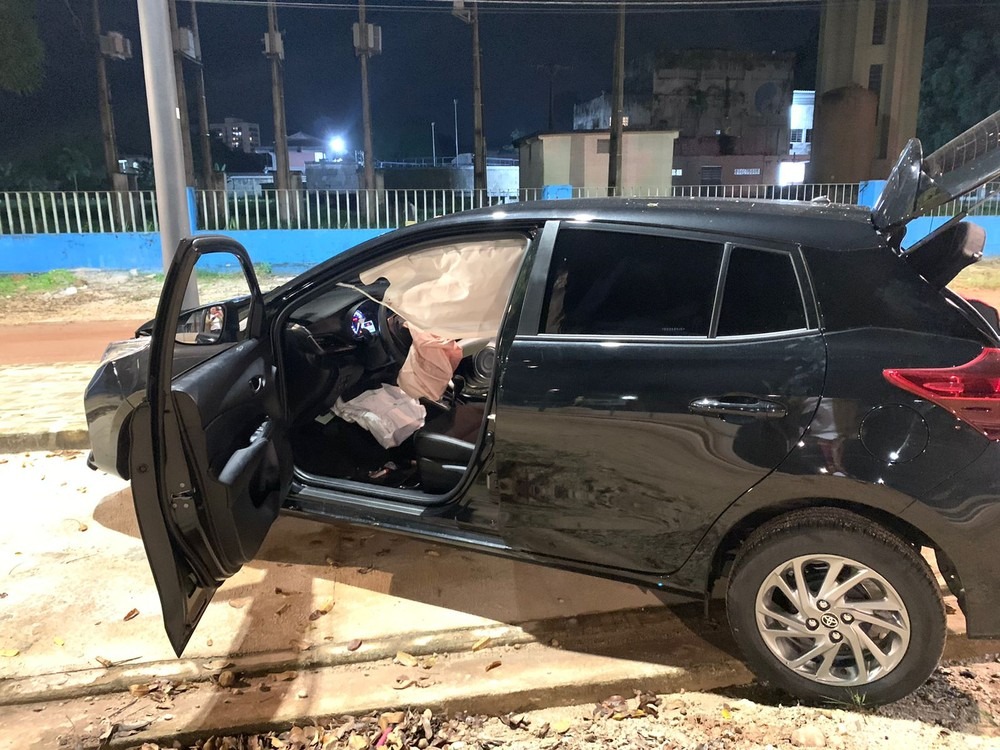 Carro roubado é perseguido pela polícia