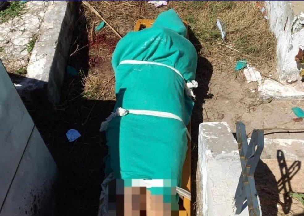 Mulher é encontrada com a cabeça esmagada dentro de cemitério
