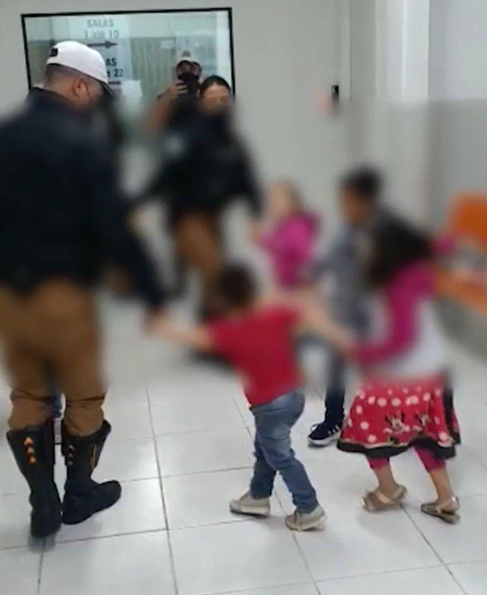 Policiais brincam de roda com crianças, após pais serem presos; vídeo