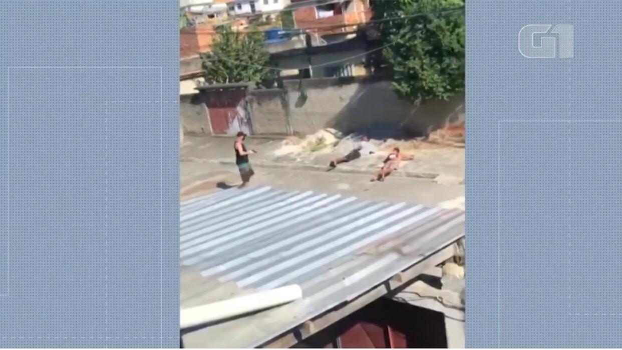 Homem que aparece em vídeo executando jovens em Nova Iguaçu é chefe de milícia na região, segundo a polícia