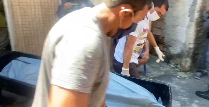 Crueldade: Filho arranca a cabeça da própria mãe na frente do irmão