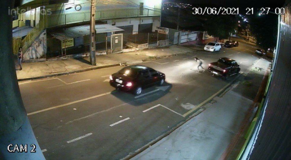 Transexual é morta a tiros após ser chamada por motorista em rua; vídeo
