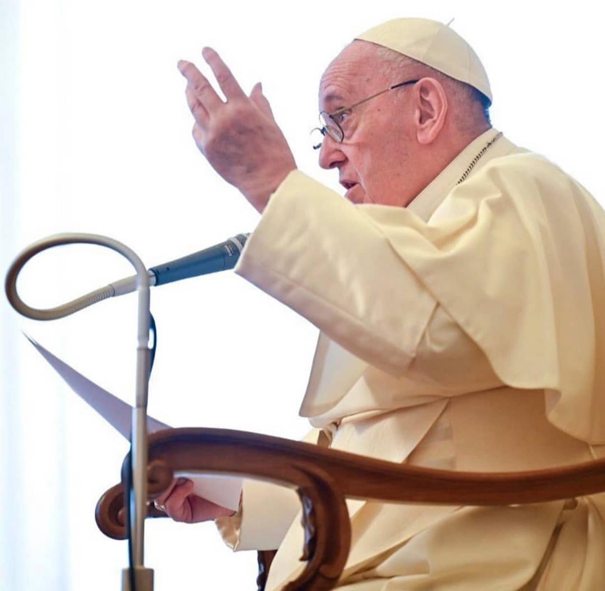 Papa Francisco é internado para cirurgia no intestino, diz Vaticano