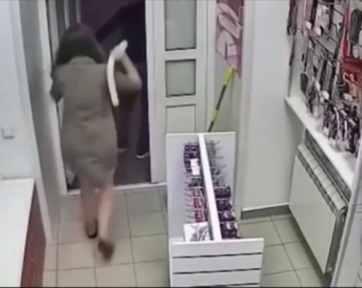 Mulher expulsa ladrão de loja usando brinquedo sexual; assista