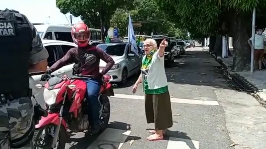 Vídeo: Idosa bolsonarista ameaça manifestantes em Belém; assista