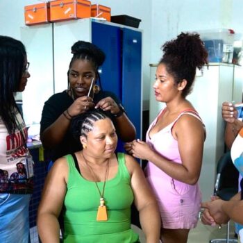 Oficina de tranças para jovens negras marca início da programação dos 16 dias de ativismo