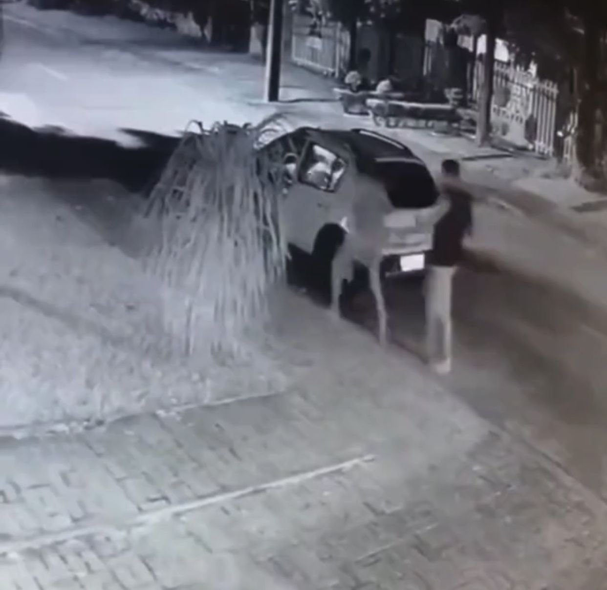 Vídeo: Marido flagra sua esposa com mendigo