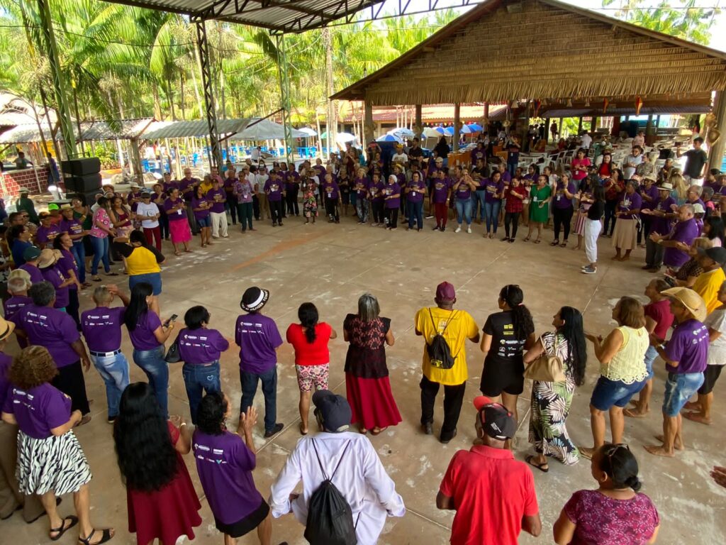 Manhã de lazer reúne dezenas de idosos no encerramento da campanha Junho Violeta