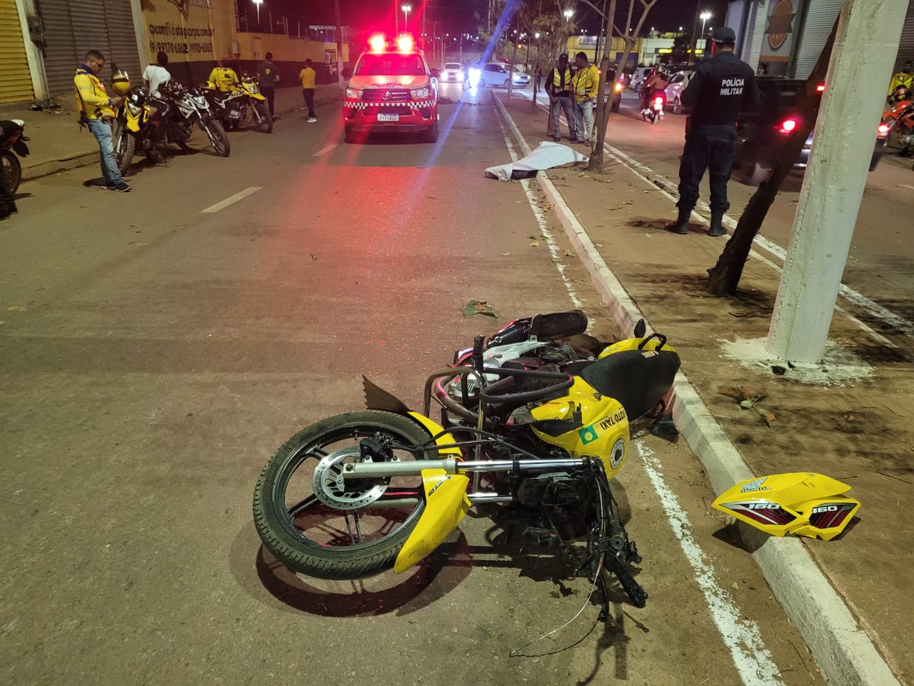 Mototaxista morre ao bater moto em árvore após ser fechado por um veículo