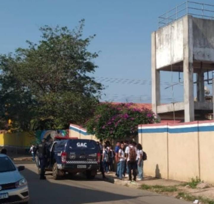 Alunos da Escola Eduardo Angelim são assaltados em sala de aula