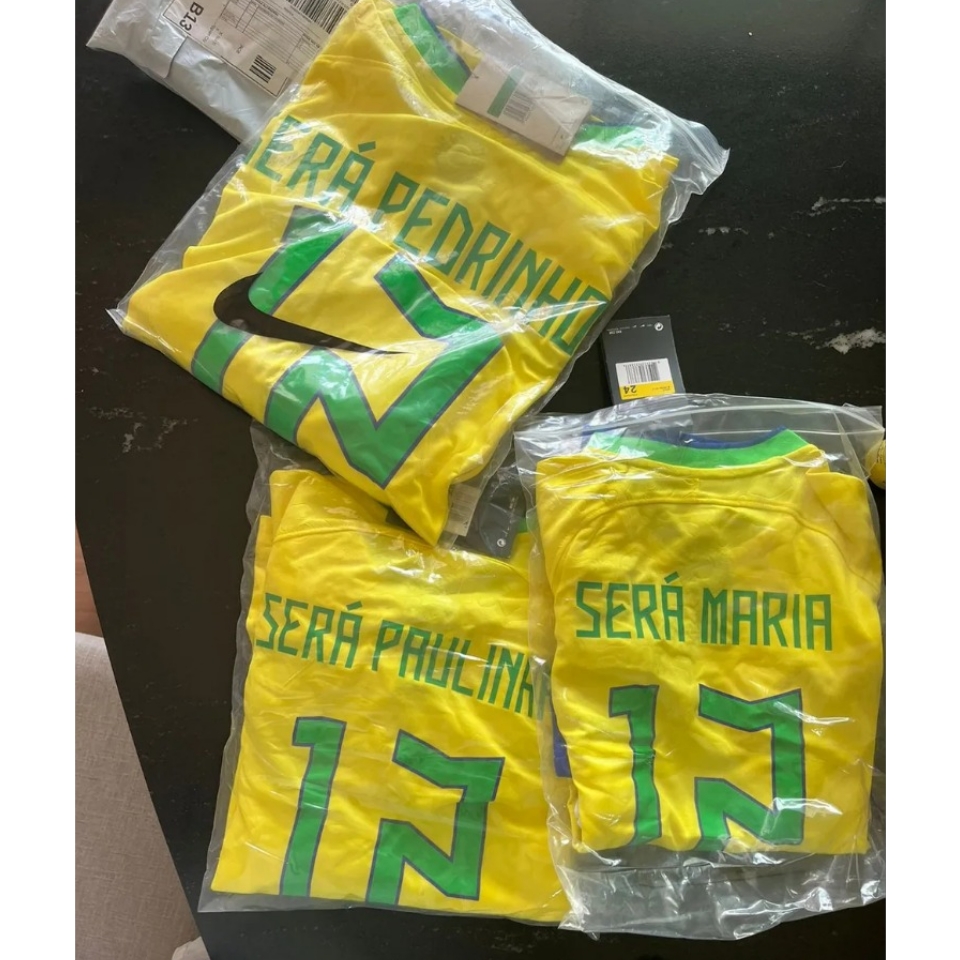 Homem recebe camisas da Seleção Brasileira com erro na personalização