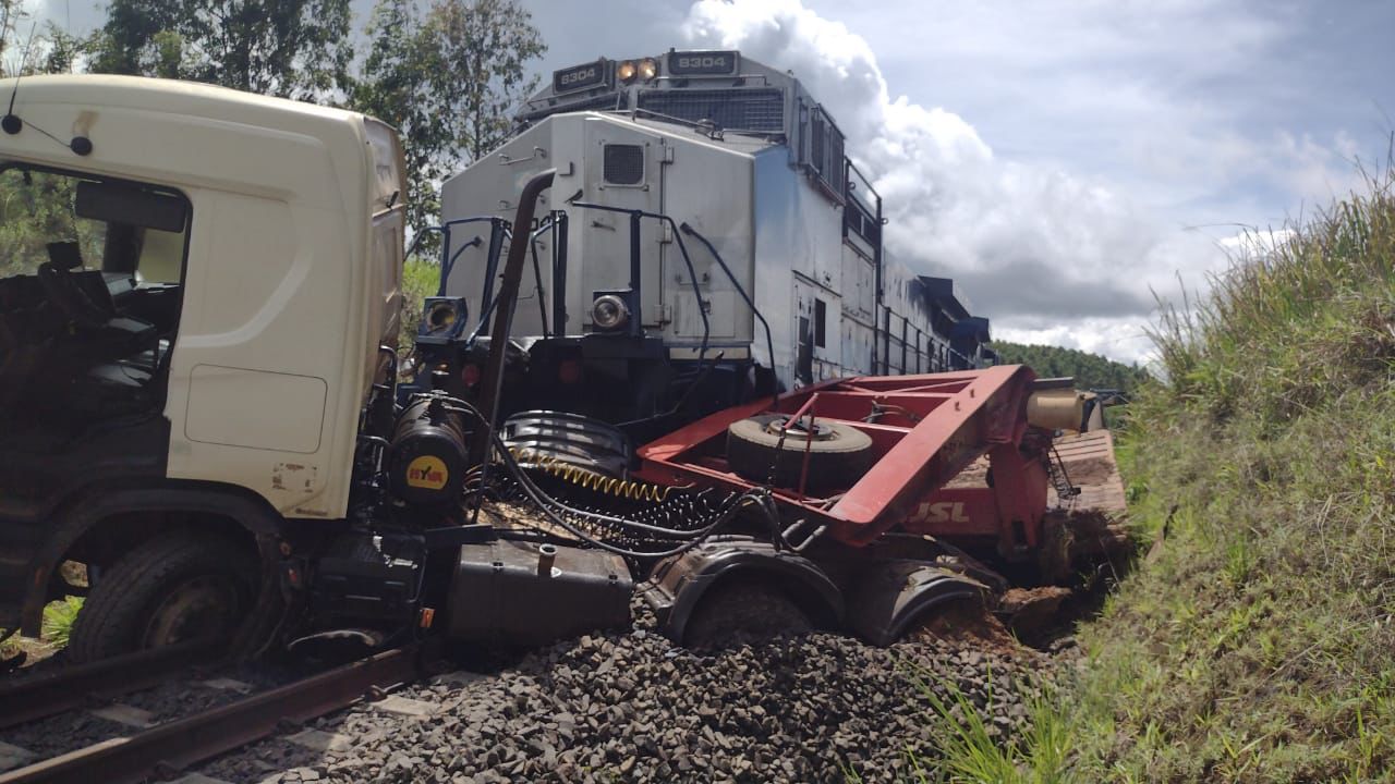 Vídeo; Caminhão fica preso em linha férrea e é atingido por trem