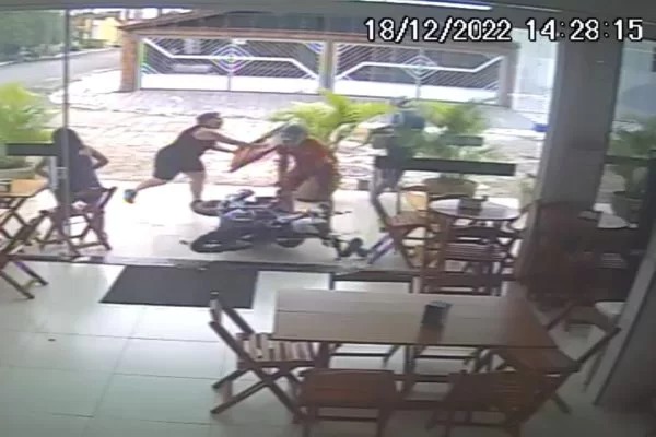 Dois assaltantes fogem do local de roubo levando cadeirada e voadora das vitimas