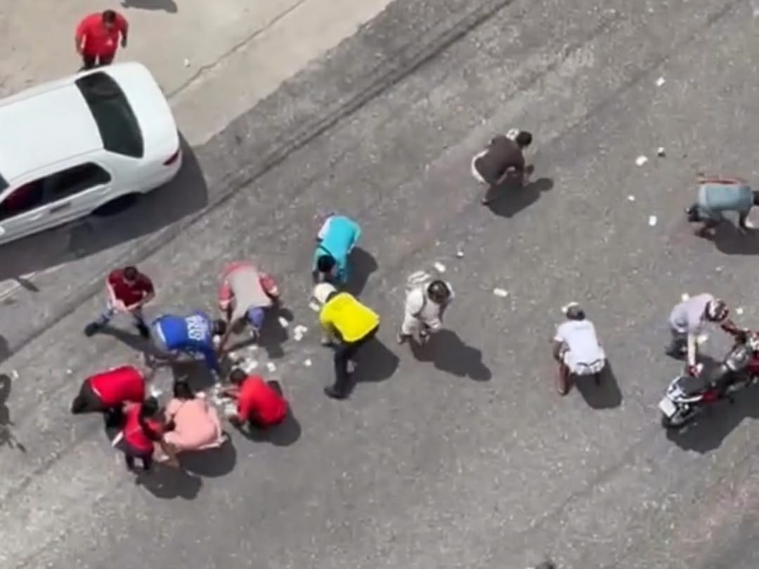 Vídeo: Populares recolhem dinheiro que criminosos deixam cair em fuga de roubo (PA)