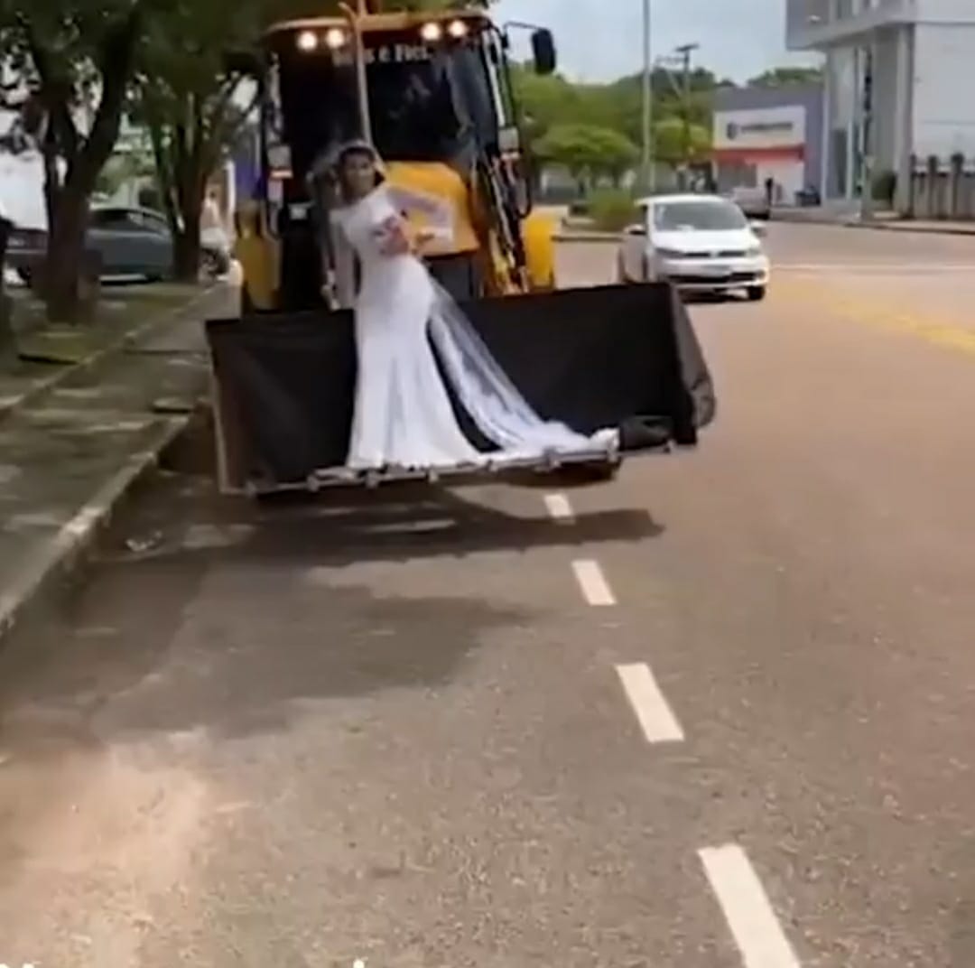 Vídeo: Noiva vai para igreja sendo carregada em retroescavadeira no Pará