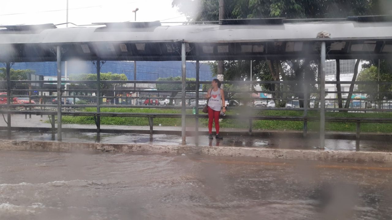 Chuva forte da tarde provoca enxurrada em Belém