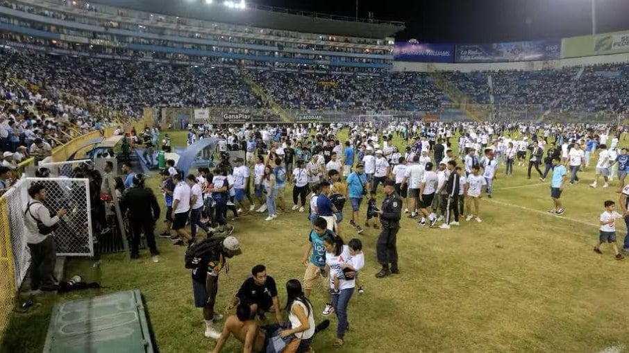 El Salvador: Confusão em estádio deixa ao menos 12 mortos