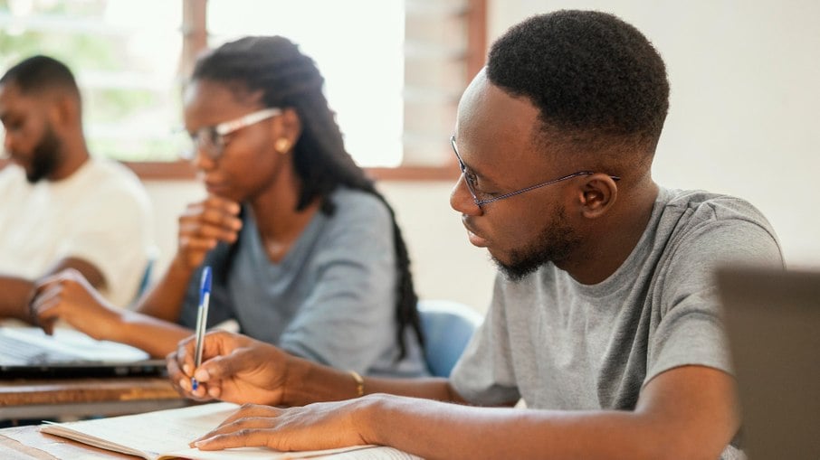 Ensino médio: acesso de negros está 10 anos atrás do de alunos brancos