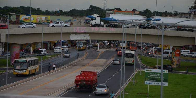 Motociclista morre ao cair de elevado do Entroncamento, em Belém