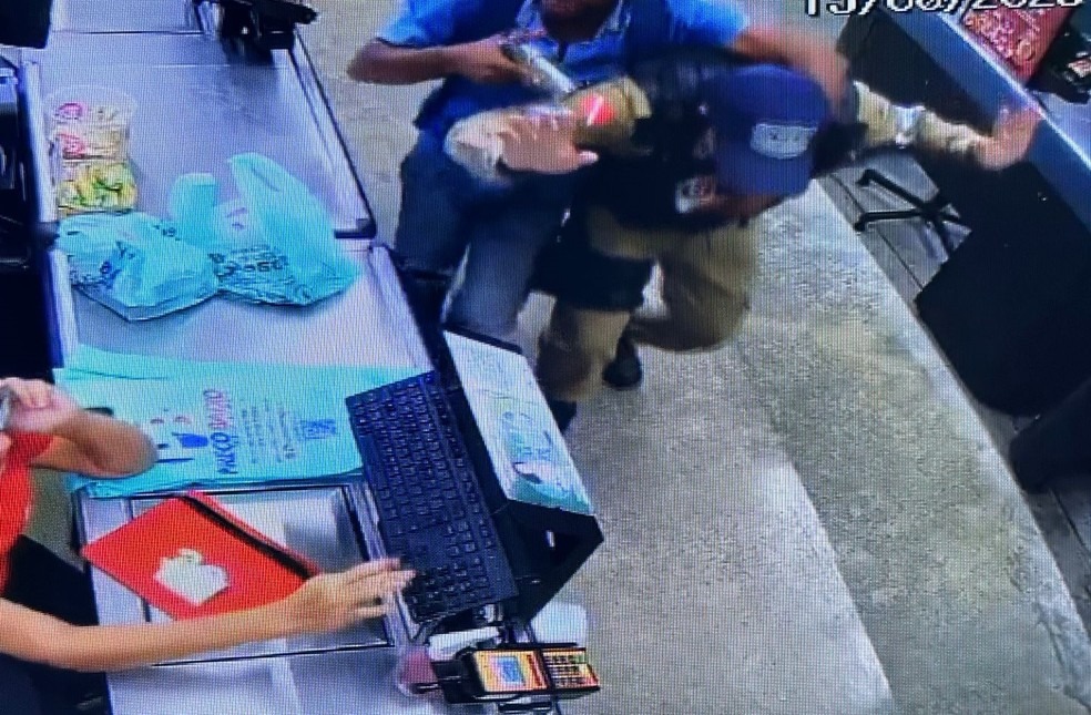Dupla de assaltantes faz vigilante refém dentro de supermercado, em Belém