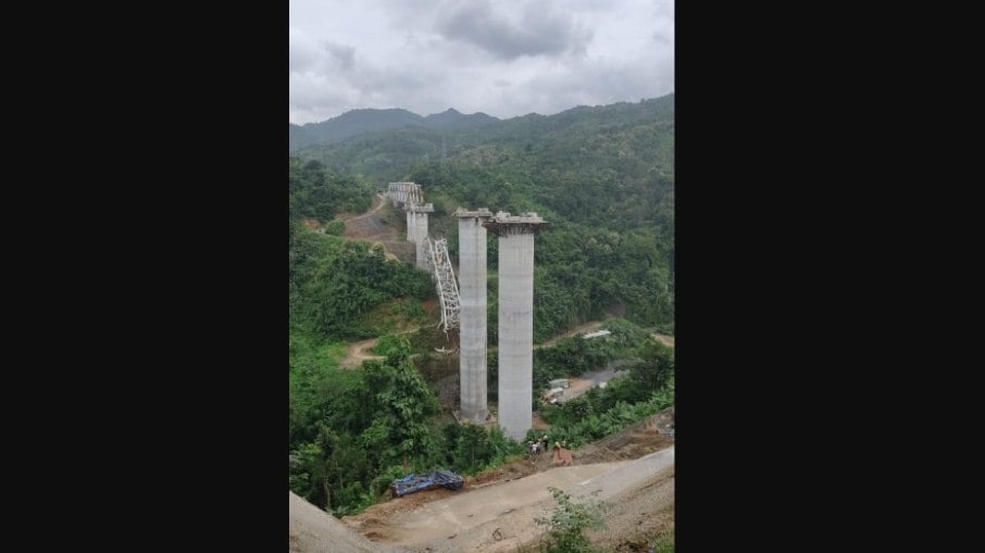 Ponte ferroviária desaba e deixa 26 mortos e 2 feridos na Índia