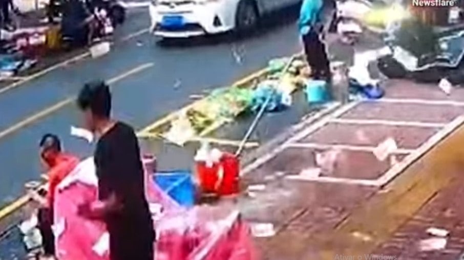 Homem joga US$ 2 mil na rua após terminar namoro