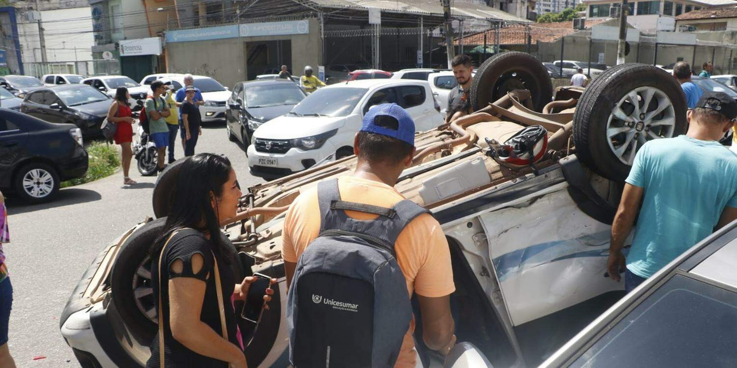 Carro da Secretaria Municipal de Saúde de Augusto Corrêa (PA) capota após colisão