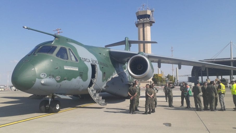 Mais um avião da FAB sai de Israel com 66 brasileiros