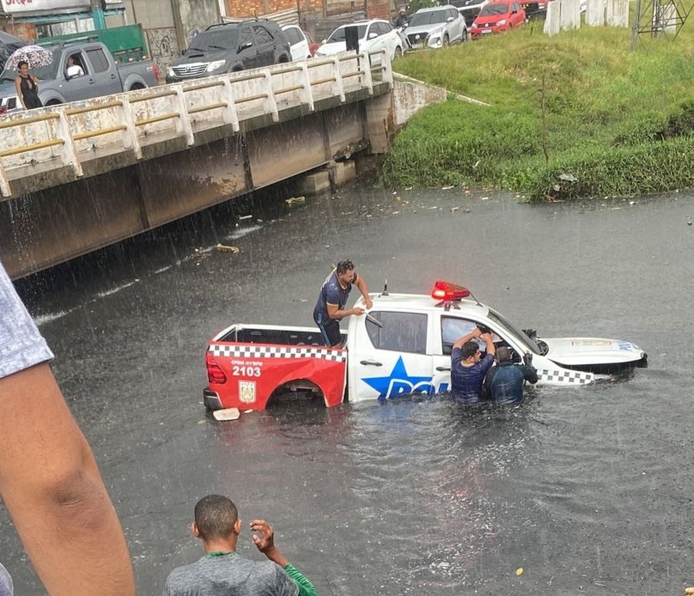 Viatura da PM bate em caminhão de lixo e cai dentro de riacho