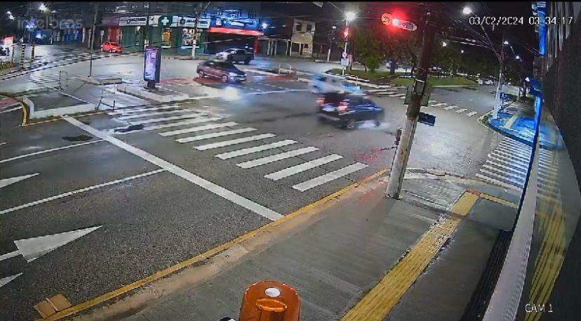 Motorista avança sinal e provoca grave acidente em Belém