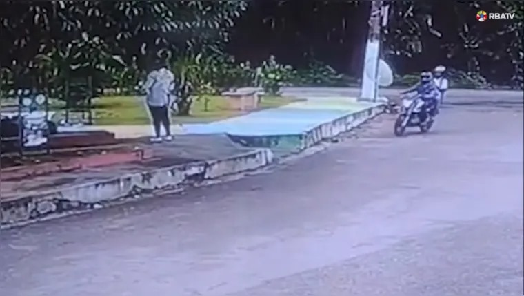 Criminosos assaltam seis pessoas em parada de ônibus