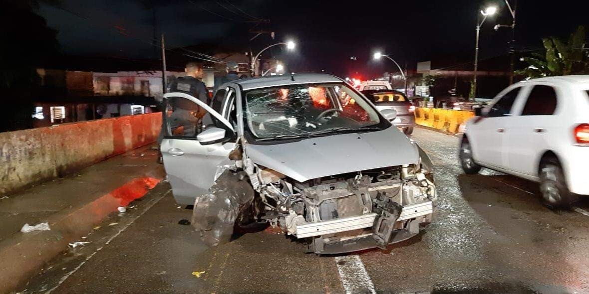 Motorista bate carro contra mureta na Ponte do Galo, em Belém
