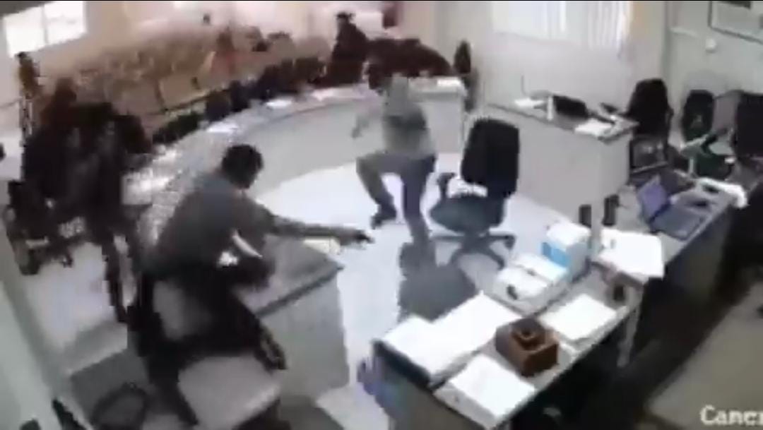 Homem atira contra assassino do pai durante júri; assista ao vídeo