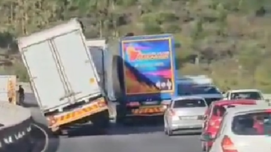 Ventos arrancam carros de ponte na África do Sul