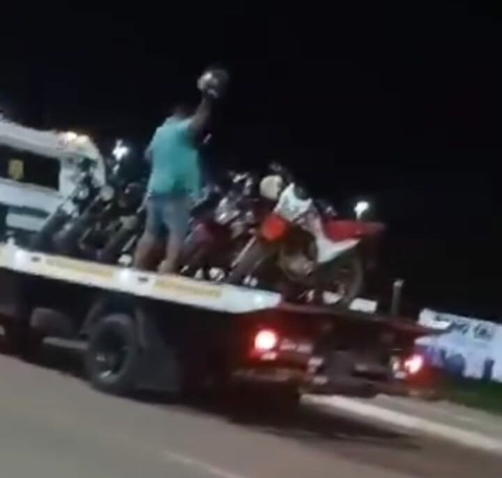 Homem é flagrado destruindo motocicleta durante fiscalização e discutindo com policiais; confira o vídeo