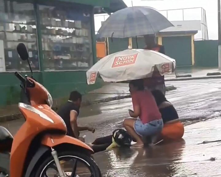 Mulher sofre acidente de motocicleta devido a buraco na rua em Parauapebas; assista o vídeo
