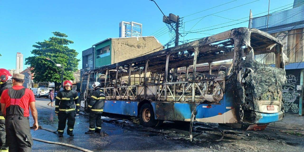 Ônibus pega fogo no bairro do Marco