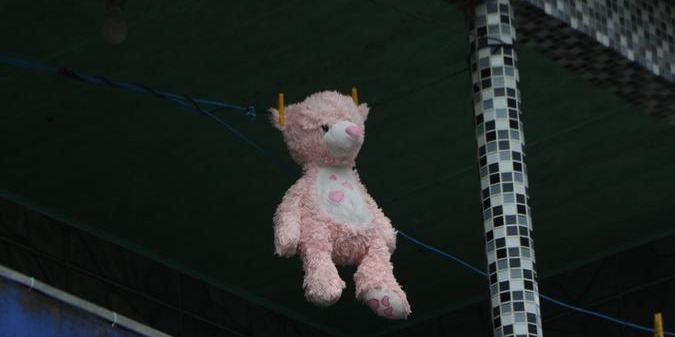Mulher é presa por jogar o próprio filho pela janela