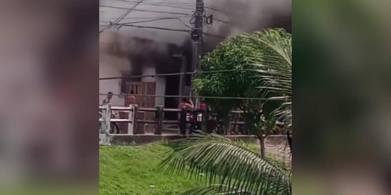 Casa pega fogo no bairro da Marambaia